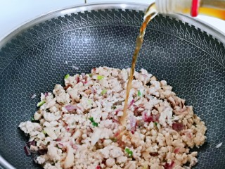 7、肉酱拌面,加入料酒，去肉腥。