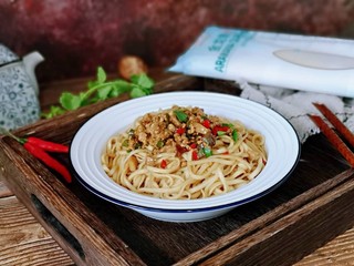 15、肉酱拌面,煮好的面捞出过冷水，再淋干水分，放入面碗中，盛上肉酱。