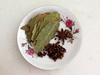 6、私房菜  密制酸辣鸡爪,准备煮鸡爪的辅料：香叶，八角和花椒粒