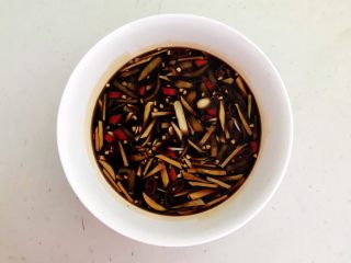 14、私房菜  密制酸辣鸡爪,调匀至冰糖融化，料汁调好了备用