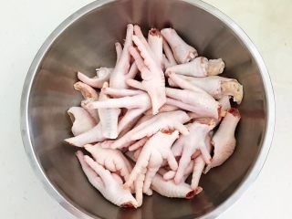 19、私房菜  密制酸辣鸡爪,逐一切好的鸡爪