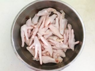 20、私房菜  密制酸辣鸡爪,加入冷水清洗2遍