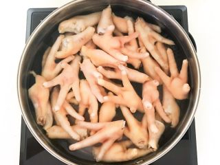 25、私房菜  密制酸辣鸡爪,另起锅，锅里加入冷水，放入焯好的鸡爪