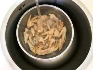 32、私房菜  密制酸辣鸡爪,用冷水冲洗至鸡爪凉透，这样可以使鸡爪更筋道，有嚼劲儿