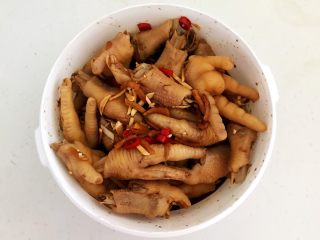 36、私房菜  密制酸辣鸡爪,调匀后盖上盖子，放入冰箱冷藏3个小时左右，中间每隔30分钟搅拌一次，这样可以使鸡爪都能均匀的入味