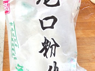 2、花蛤粉丝煲,取粉丝一把