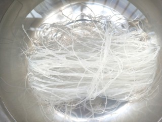 3、花蛤粉丝煲,泡入温水中，使其跑软。