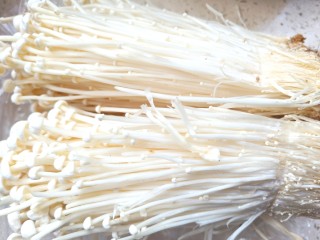 4、花蛤粉丝煲,取一把金针菇，去根洗净备用