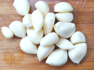 5、花蛤粉丝煲,剥好一头蒜洗净，切碎末