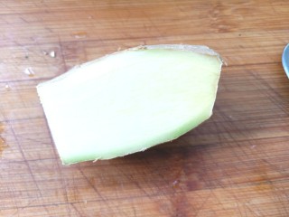 6、花蛤粉丝煲,取一块姜洗净