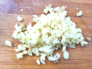 7、花蛤粉丝煲,切碎末