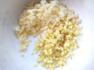 8、花蛤粉丝煲,姜，蒜切好装入容器中备用