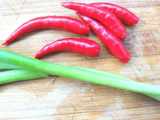 9、花蛤粉丝煲,香葱，米辣洗净，切碎备用