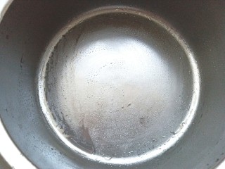 11、花蛤粉丝煲,取砂锅洗净