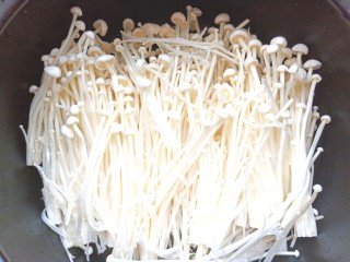 12、花蛤粉丝煲,先放入金针菇