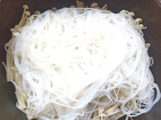 13、花蛤粉丝煲,在放入粉丝