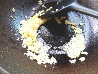 16、花蛤粉丝煲,放入蒜末和姜末翻炒均匀