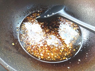 17、花蛤粉丝煲,倒入调好汁，关火