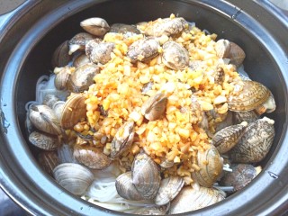 18、花蛤粉丝煲,将汁水倒入砂锅中