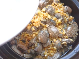 19、花蛤粉丝煲,在加入半碗水