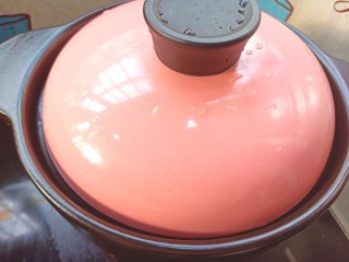 20、花蛤粉丝煲,盖上盖子，大火烧开，小火煮8分钟