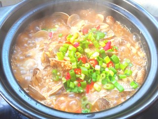 21、花蛤粉丝煲,煮好后撒上米椒碎和葱花，关火盖上盖子焖2分钟即可