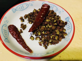 1、干锅麻辣鸡翅,准备辣椒和花椒