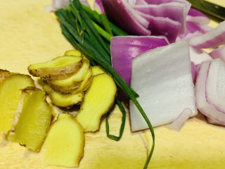 2、干锅麻辣鸡翅,准备姜、洋葱、葱等香料