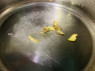 3、干锅麻辣鸡翅,锅加清水加姜