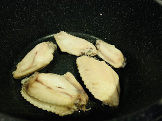 7、干锅麻辣鸡翅,中火，加入鸡翅