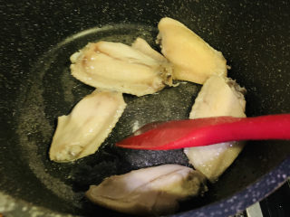 8、干锅麻辣鸡翅,翻炒