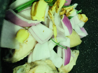 9、干锅麻辣鸡翅,鸡翅微焦，加入香料