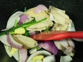 10、干锅麻辣鸡翅,大火炒香