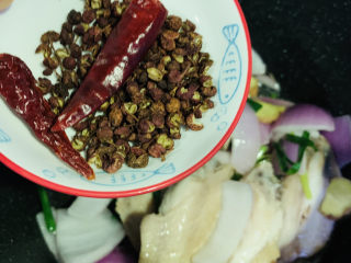 11、干锅麻辣鸡翅,加入花椒和辣椒