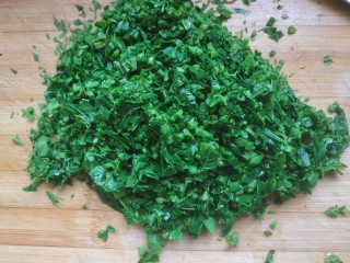 4、香椿鸡蛋馅饺子,捞出放入冷水，攥干水分，切碎