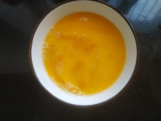 5、香椿鸡蛋馅饺子,鸡蛋打散调匀