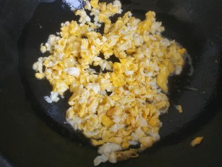 7、香椿鸡蛋馅饺子,铲碎