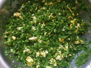 9、香椿鸡蛋馅饺子,拌匀