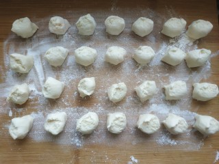 10、香椿鸡蛋馅饺子,面团揪成均等的小剂子