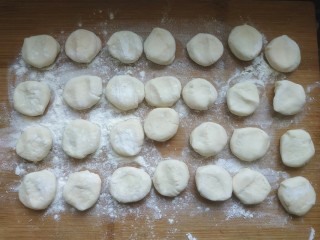 11、香椿鸡蛋馅饺子,按平