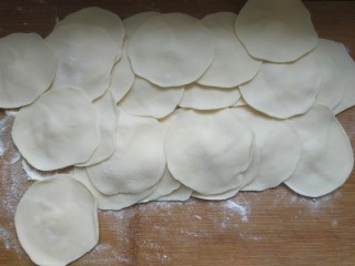 12、香椿鸡蛋馅饺子,擀皮