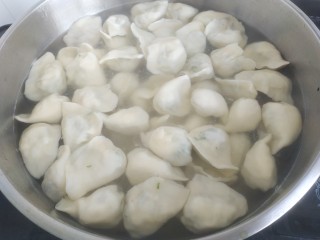 15、香椿鸡蛋馅饺子,锅中放入适量清水烧开，下入饺子