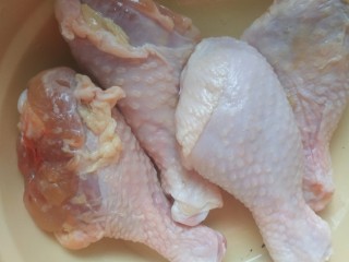 1、烤鸡肉串,鸡腿洗净