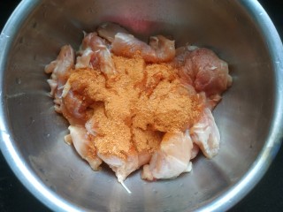 5、烤鸡肉串,放适量奥尔良腌搅拌均匀