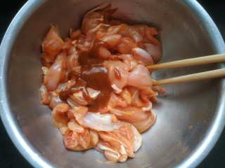 6、烤鸡肉串,放入适量烧烤酱