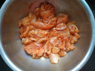 7、烤鸡肉串,搅拌均匀