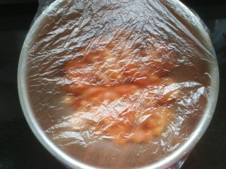 8、烤鸡肉串,用保鲜袋罩上放入冰箱冷藏半小时