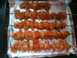 9、烤鸡肉串,从冰箱里拿出来用竹签串起来，放入烤盘