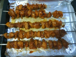 11、烤鸡肉串,拿出来刷一层烧烤酱，再放入烤箱烤10分钟