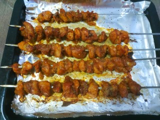 12、烤鸡肉串,最后拿出来撒上孜然粉烧烤料